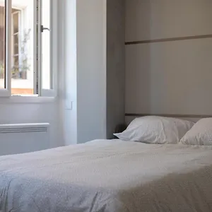 Appartement Lumineux Place De Lenche Panier, Marseille